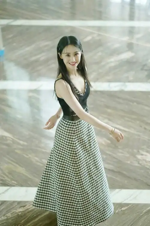 郑爽换团队后造型给力,穿格子裙尽显高挑身材,简约发型清爽明媚_合作