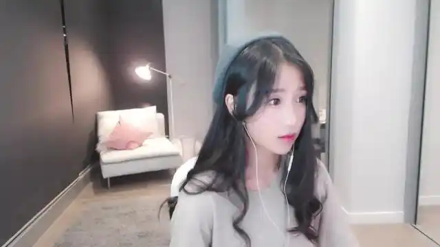 美女主播小深深儿素颜出镜颜值很能打 自曝曾是个胖子