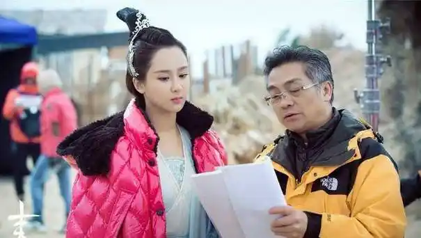 片场欢乐多,tfboys调皮可爱,李易峰频频卖萌_杨紫_王俊凯_剧本