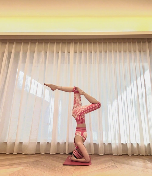 34岁王子文头顶地板倒立练瑜伽双腿绷紧悬空中穿紧身衣秀曲线