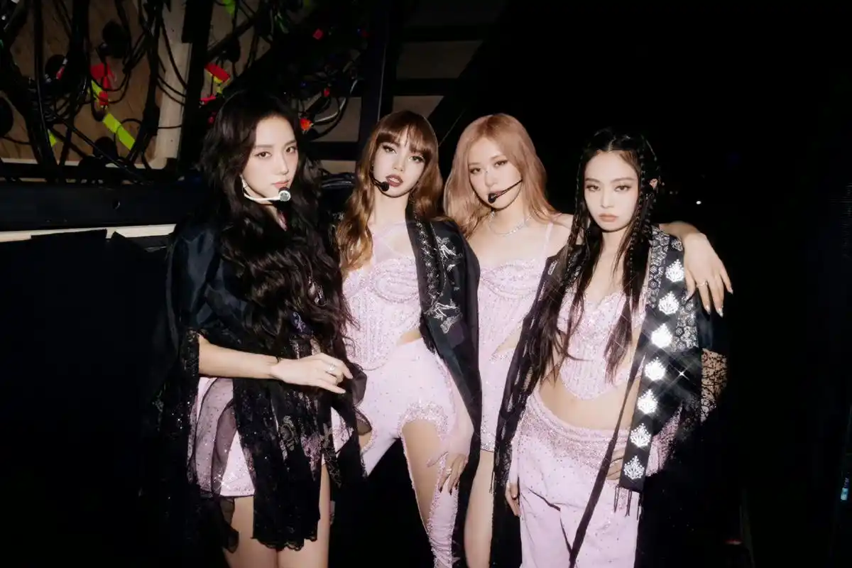 blackpink科切拉第二场后台合照来啦,美女聚在一起太养眼了,一整个爱