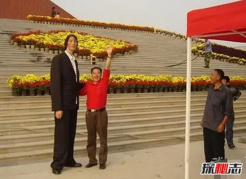 亚洲第一巨人黄长求身高达到24米比鲍喜顺还高6厘米