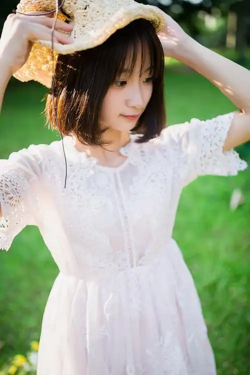 夏日阳光女孩蕾丝连衣裙捧花甜美暖意十足写真图片,美女写真,唯美