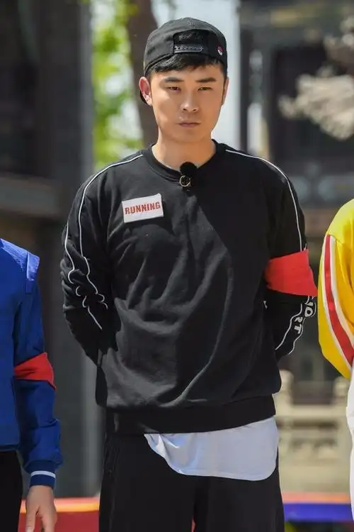 陈赫《奔跑吧》成韩雪"祖辈", 遇灵魂足浴崩溃求饶