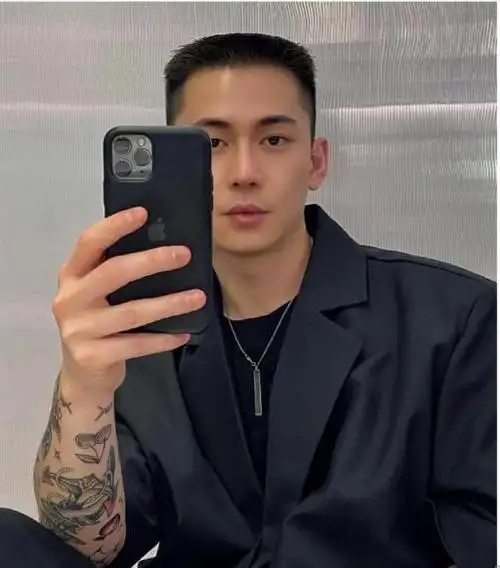 男士发型当中最有型的莫过于平头造型,横平竖直的造型一看就特别的