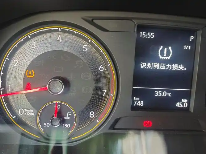 洗车过后就让师傅看看胎压,3.4?所以四个轮子都统一到2.5了,跑车到