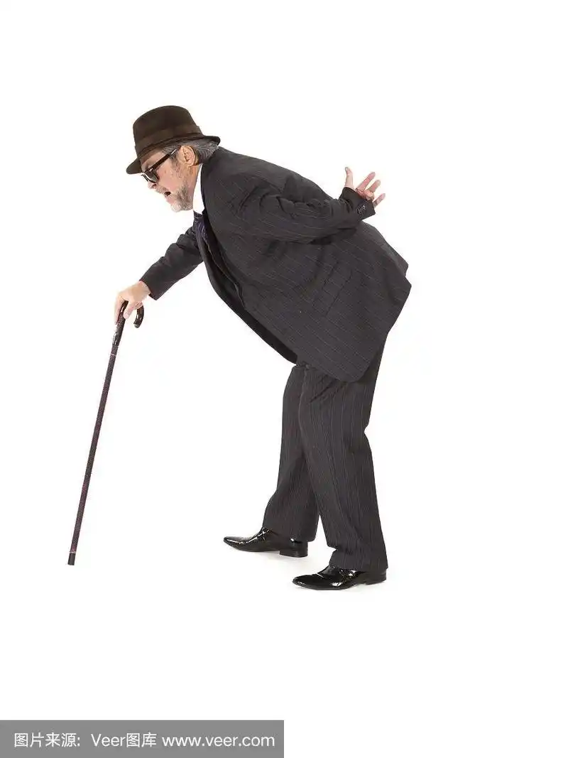 一个拄着拐杖的老人
