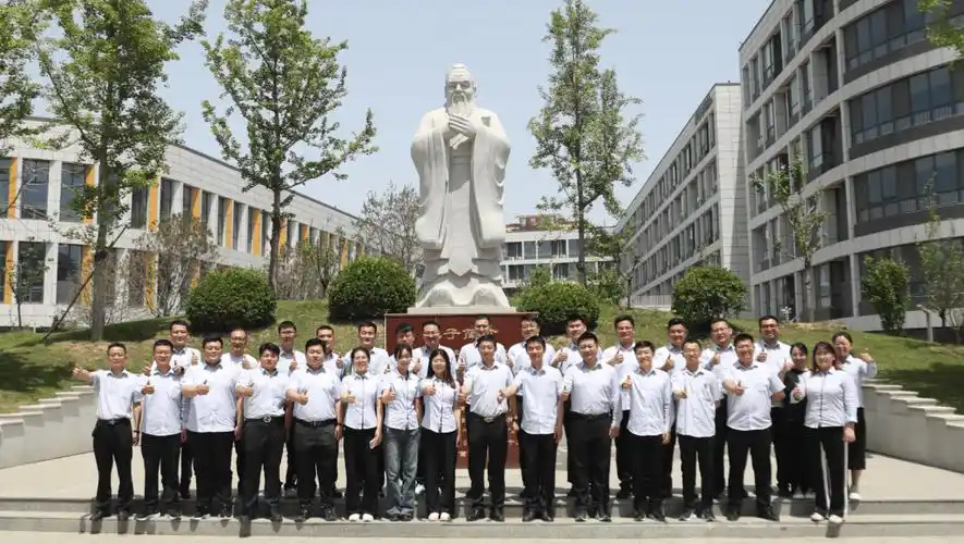 主任的带领下,集团各校信息技术学科骨干教师齐聚东阿县南湖行知学校