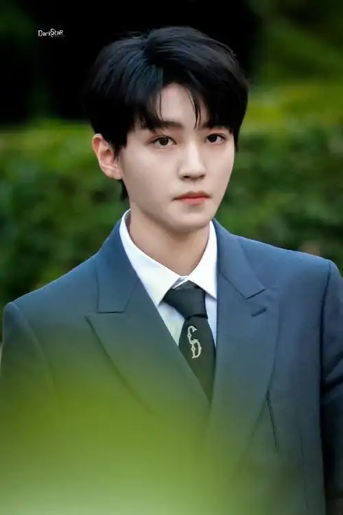 灯光是蓝绿红橙的 凯子心情是黑色的#王俊凯真的好帅哦!