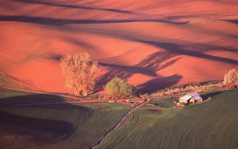 托斯卡纳红黄色地皮唯美电脑壁纸