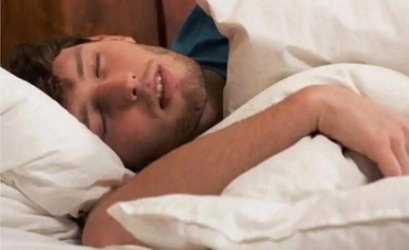 回答遗精是无性交活动时的射精,是青少年常见的正常生理现象,约有80%