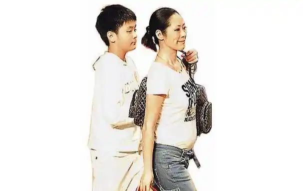 当年力压王菲的她,如今成单亲妈妈,带着儿子生活穷困潦倒_关淑怡_香港