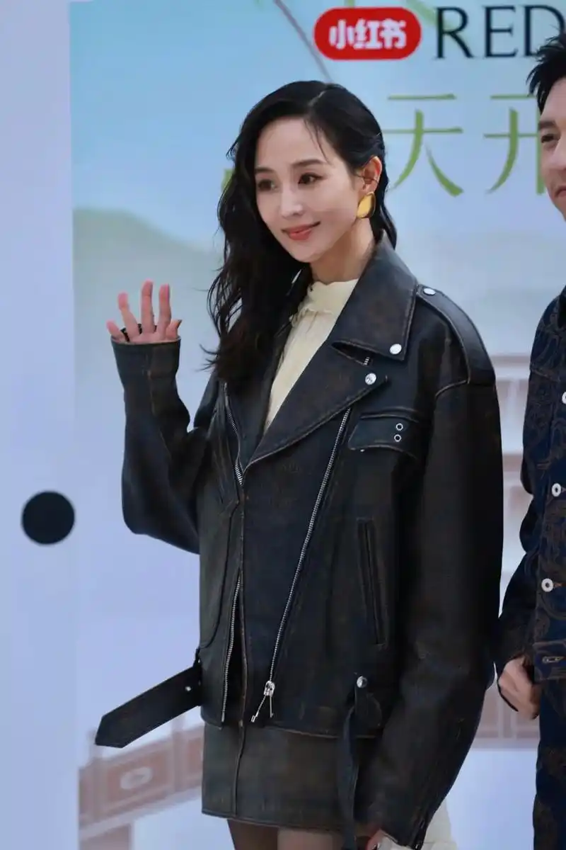 张钧甯 帅气皮衣 黑丝美腿高跟亮相春天开幕式生图,带子诱惑