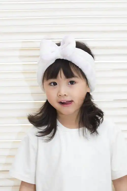 可爱的小女孩做鬼脸