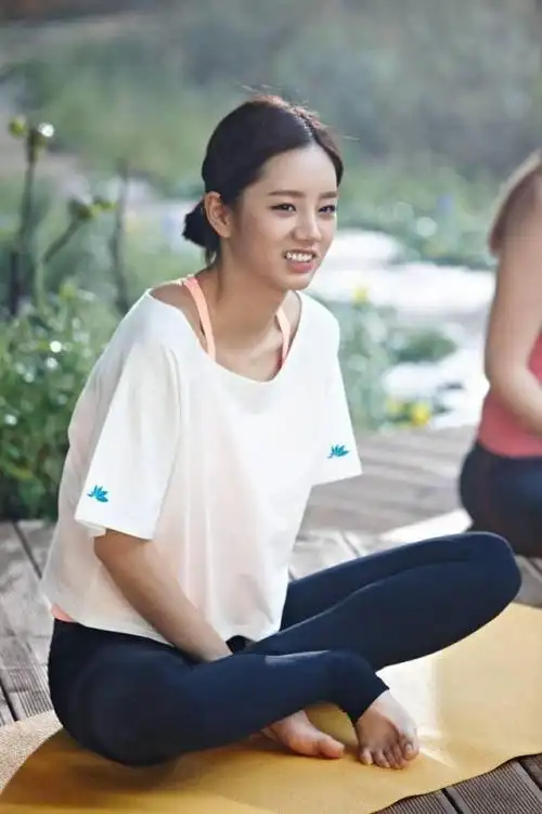 早年经历李惠利小时候住在乡下,妈妈在乡村里的工厂工作.