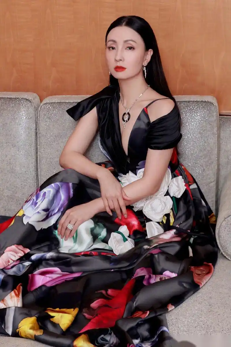陶虹一袭prada缎面花朵礼服出席华鼎奖,美丽大方的成熟女性魅力,凭借
