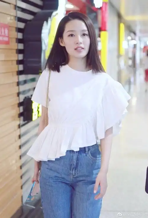 李沁穿白色斜边衬衣搭配蓝色牛仔裤现身机场,皮肤白嫩笑容甜美!