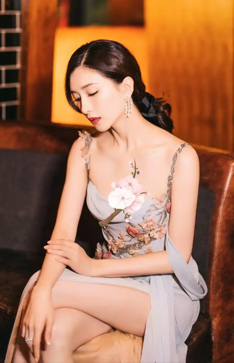 江疏影红毯造型火了,本以为正面足够美了,没想到背面更让人心动_手机