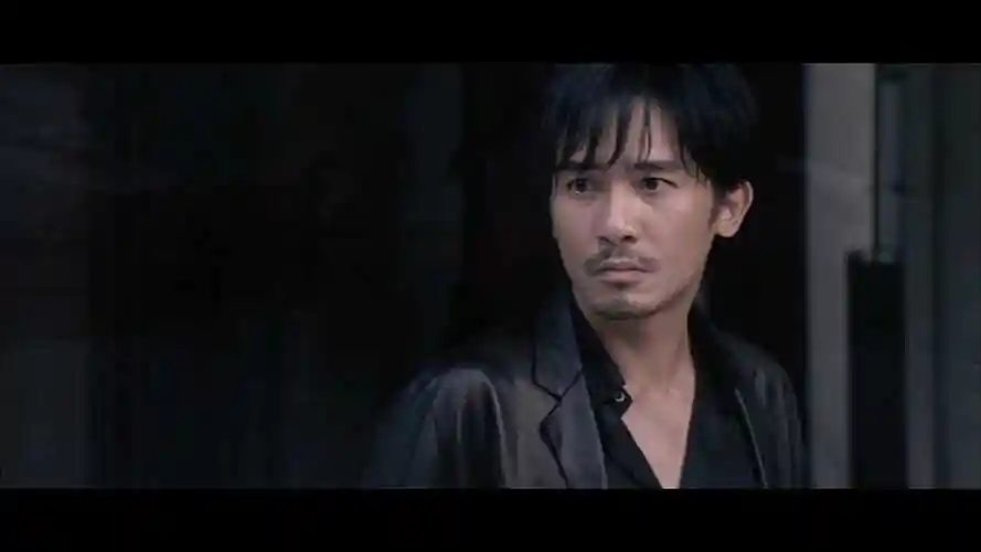 《无间道》亦父亦师亦友的黄sir被人从天台扔下,陈永仁痛苦,绝望游揶