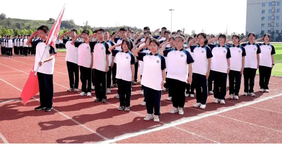 "蓄势待发新高一学生身着校服军训会操表演举行2023年高一新生十堰