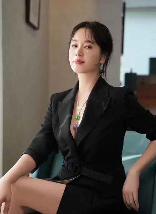 原创风流成性的左小青绯闻不断如今仍靠身材吸睛