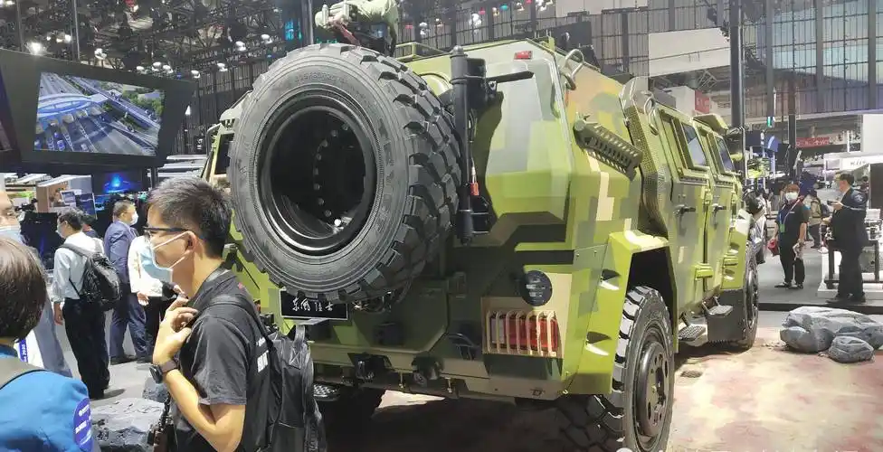 东风猛士装甲车亮相北京车展,外观高大威猛_搜狐汽车_搜狐网