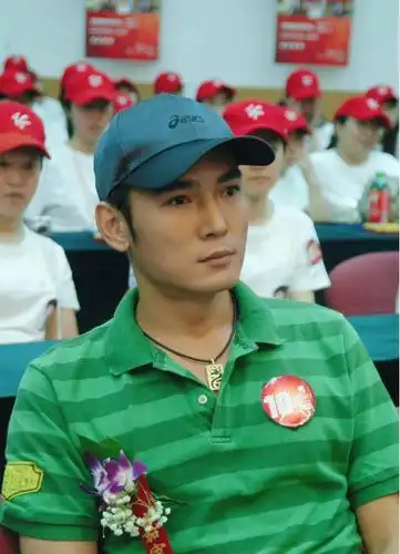 焦恩俊不服老不行,紫t恤配迷彩短裤显沧桑,53岁玩p图腿抢镜