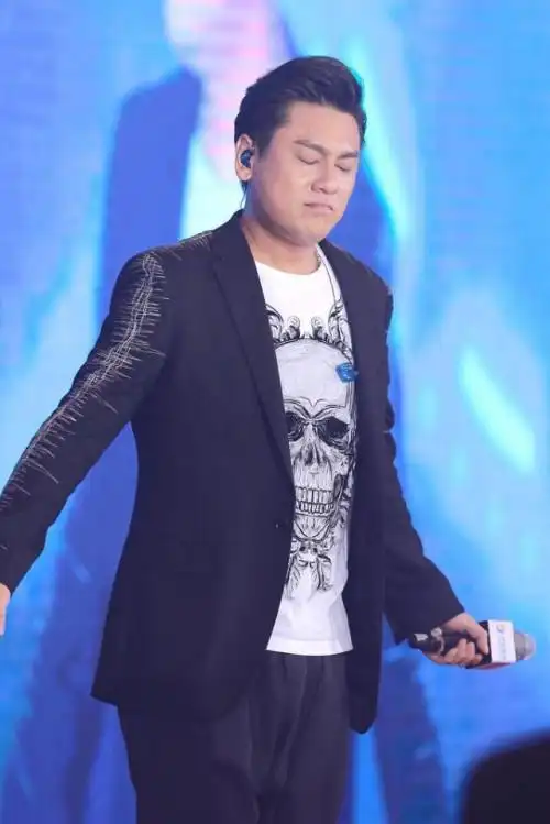 朱孝天发福成大叔 商演唱歌投入到脸变形