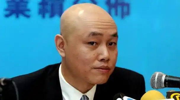 回到国美的第一件事,黄光裕就是召开会议,要在18个月内重掌市场前几名