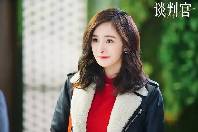 谈判官杨幂诠释现代独立新女性童薇