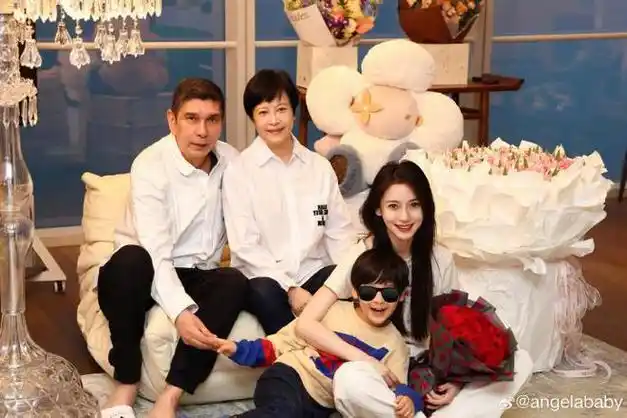 2月29号,angelababy晒全家福祝贺自