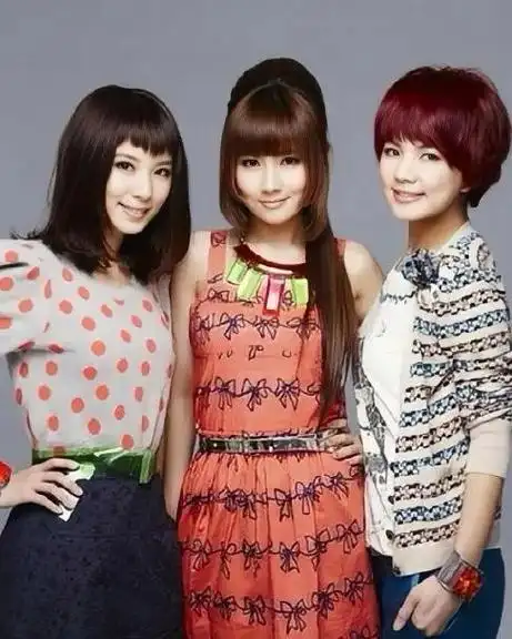 ella在回应有关她老公赖斯翔"背刺"hebe的传闻时,真