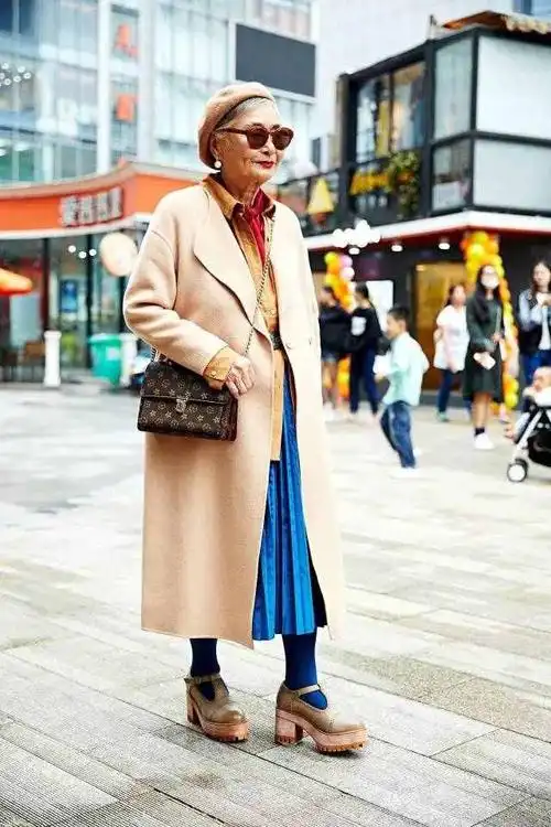 街拍:年度最潮老人出现,90岁老爷爷老奶奶原来可以这么时尚潮流