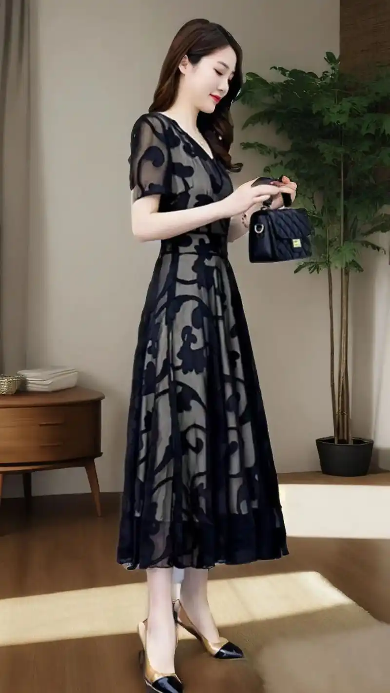 我的黑色真丝连衣裙真的太美了!