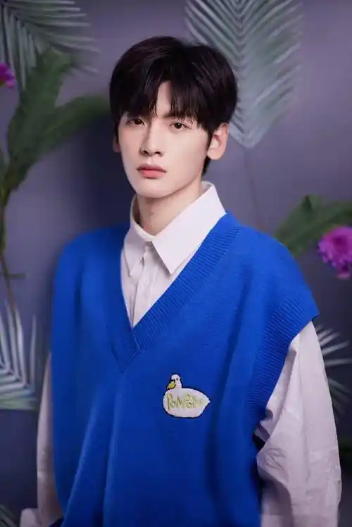 翟潇闻花卉春日大片释出宝蓝色针织马甲配衬衫校园气十足