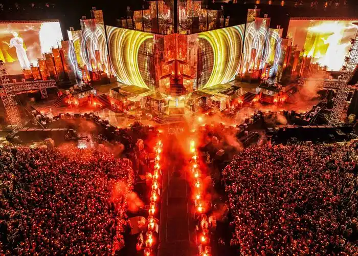 华晨宇长沙演唱会首日冒雨开唱 一身红衣回到"梦开始的地方"_火星