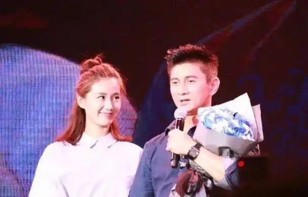 刘诗诗衣着宽松现身台北街头,吴奇隆的一个手势被热议_网友_媒体_四爷