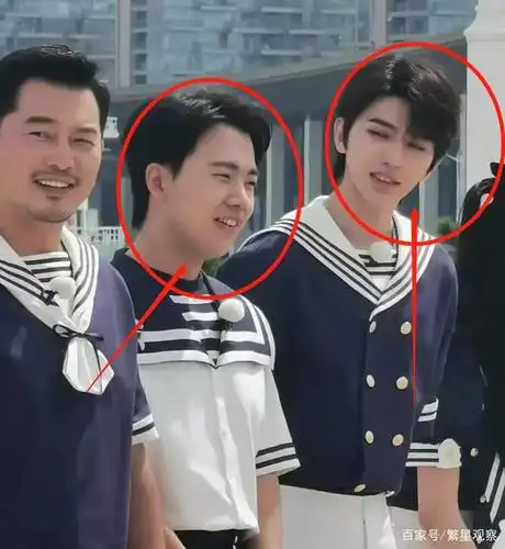 郭麒麟回归跑男,与蔡徐坤同框亮相,我却在关注蔡徐坤手放的位置