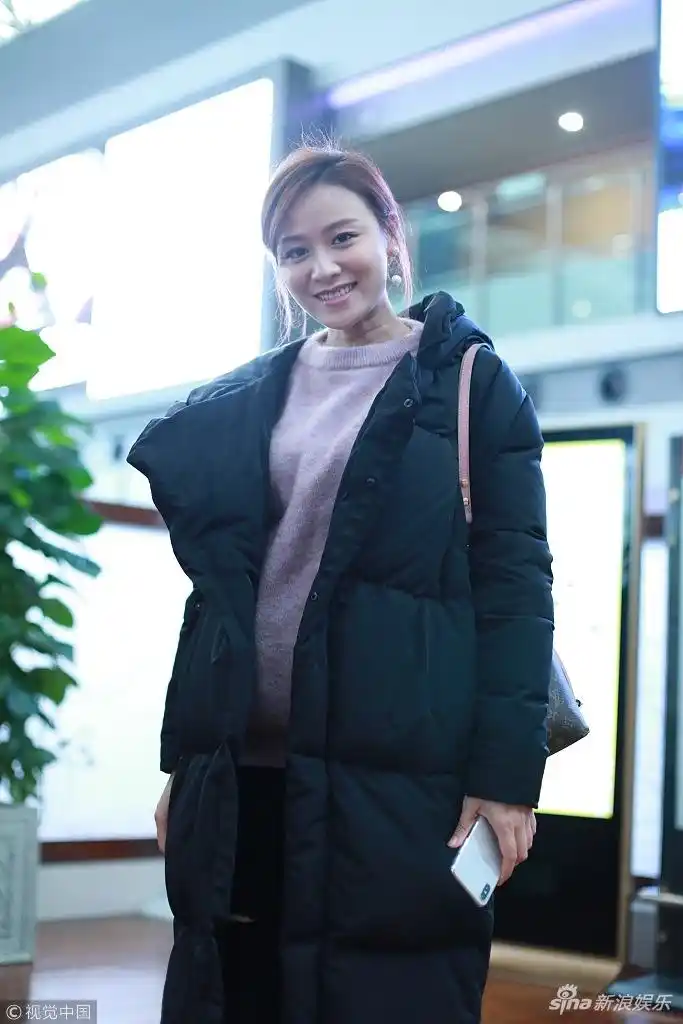 组图:叶一茜现身机场对镜甜笑 俏皮比v卖萌少女感十足