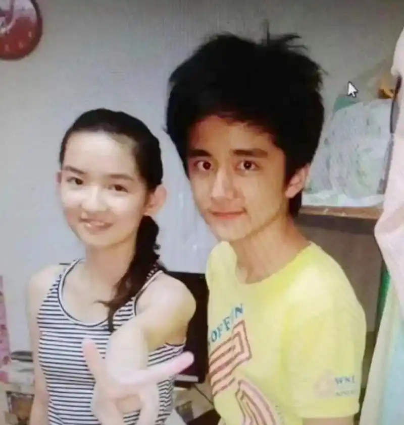 张新成和王玉雯的早期照片,为什么他们的头那么大?这太有意思了!