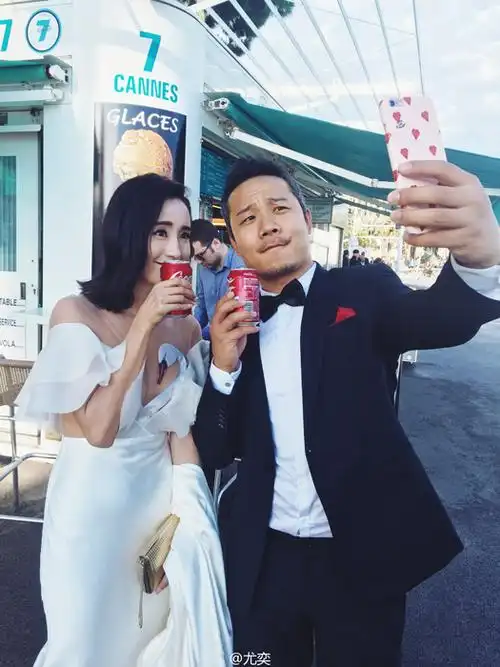 王智低调现身民政局领证 老公竟是圈内著名摄影师