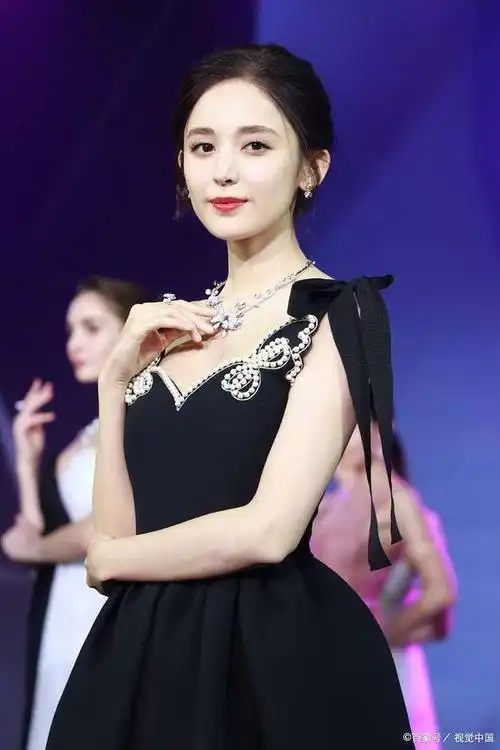 古力娜扎黑金高开叉礼服亮相发布会,美艳如女神降临人间!