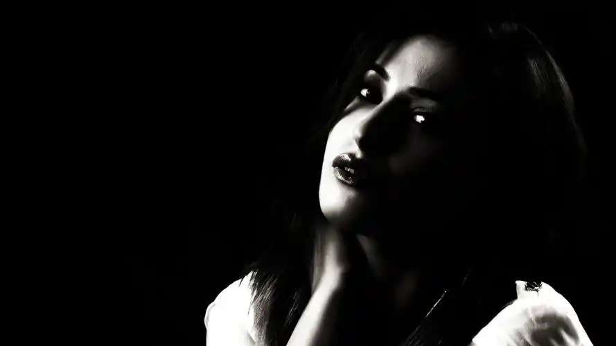 女孩肖像黑色和白色有吸引力5k美女图片壁纸