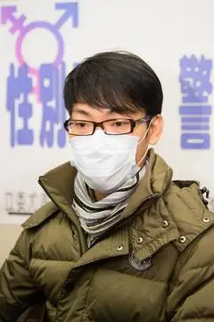 男警蓄留长发被主管多次处分 怒控遭性别歧视
