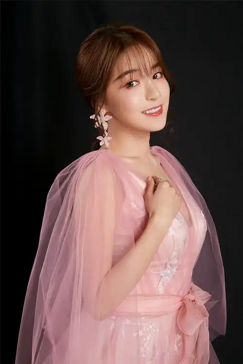 贡米受邀时尚派对 可爱灵动仙女范儿满满_米米