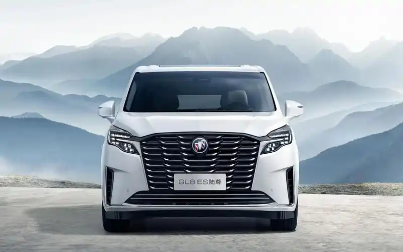 20223款上汽通用别克gl8es陆尊中大型mpv到店实拍,片尾路上公务舱别克