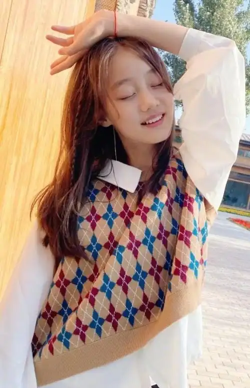 纪姿含白衬衫配复古针织背心,甜美又清新,简洁的服装更显魅力