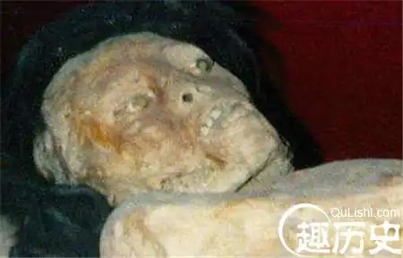 貂蝉见东汉王朝被奸臣董卓所操纵,在月下焚香祷告上天,愿为主人担忧