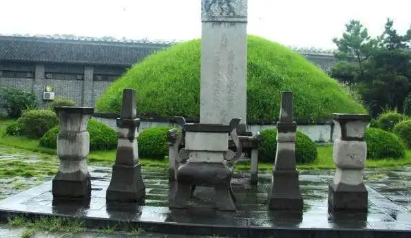 李鸿章墓,曾被当地农民破开乱砸,其妻子的被子都被人拿回去盖