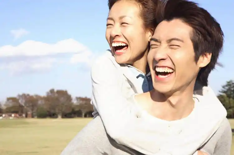 东方人,背,夫妻,公园,微笑,爱情,浪漫,春天,背着,恩爱,恋人,生活方式